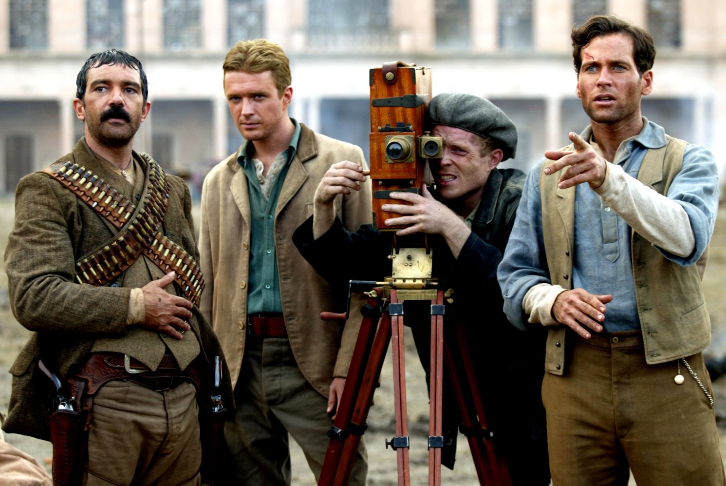 Фото - Эйон Бэйли: 1491x997 / 252 Кб