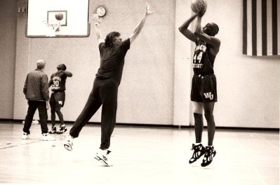 Фото - Энтони С. Холл: 399x264 / 23 Кб