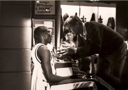 Фото - Энтони С. Холл: 427x302 / 27 Кб