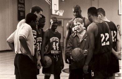 Фото - Энтони С. Холл: 391x253 / 25 Кб