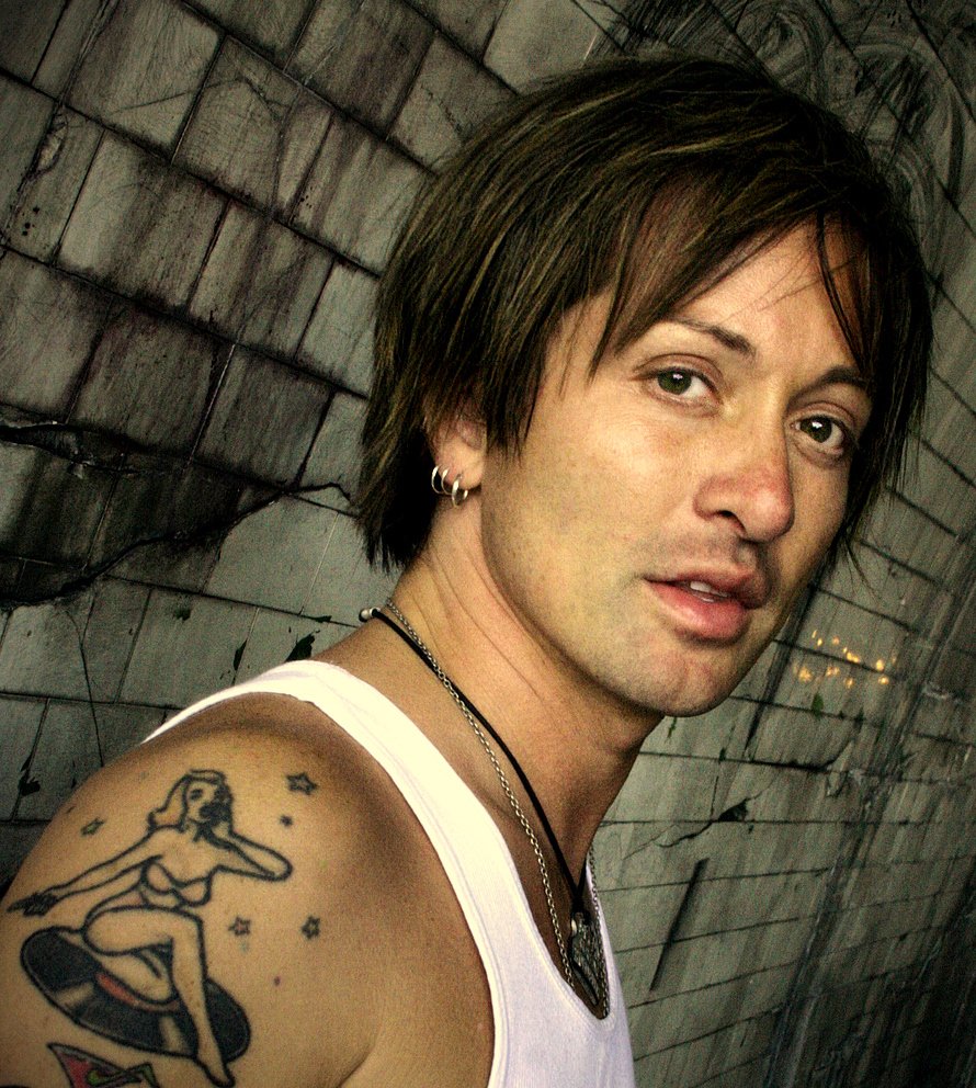 Фото - Johnny Alonso: 890x992 / 237 Кб