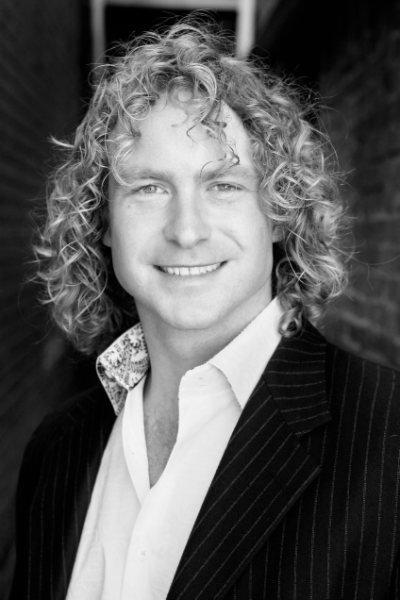 Фото - Дэн Петрониевич: 400x600 / 39 Кб