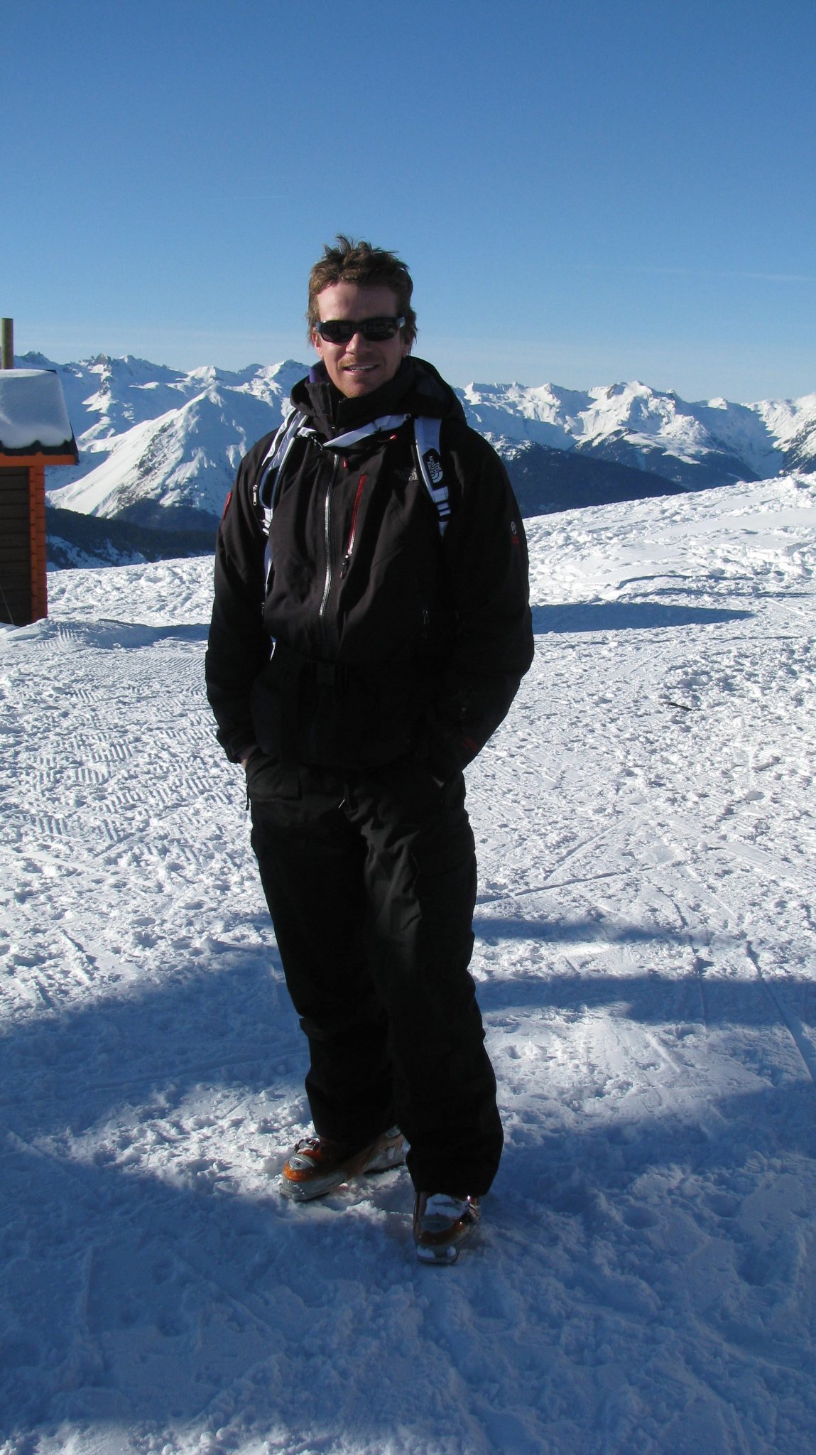 Фото - Макс Бисли: 1149x2048 / 401 Кб