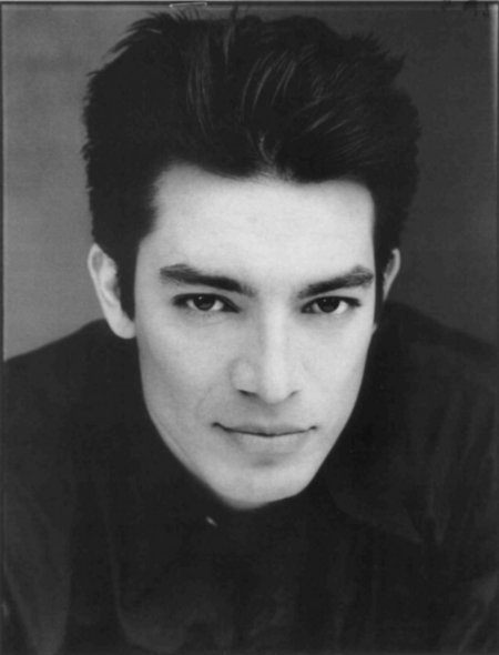 Фото - Robert Arevalo: 450x590 / 26 Кб