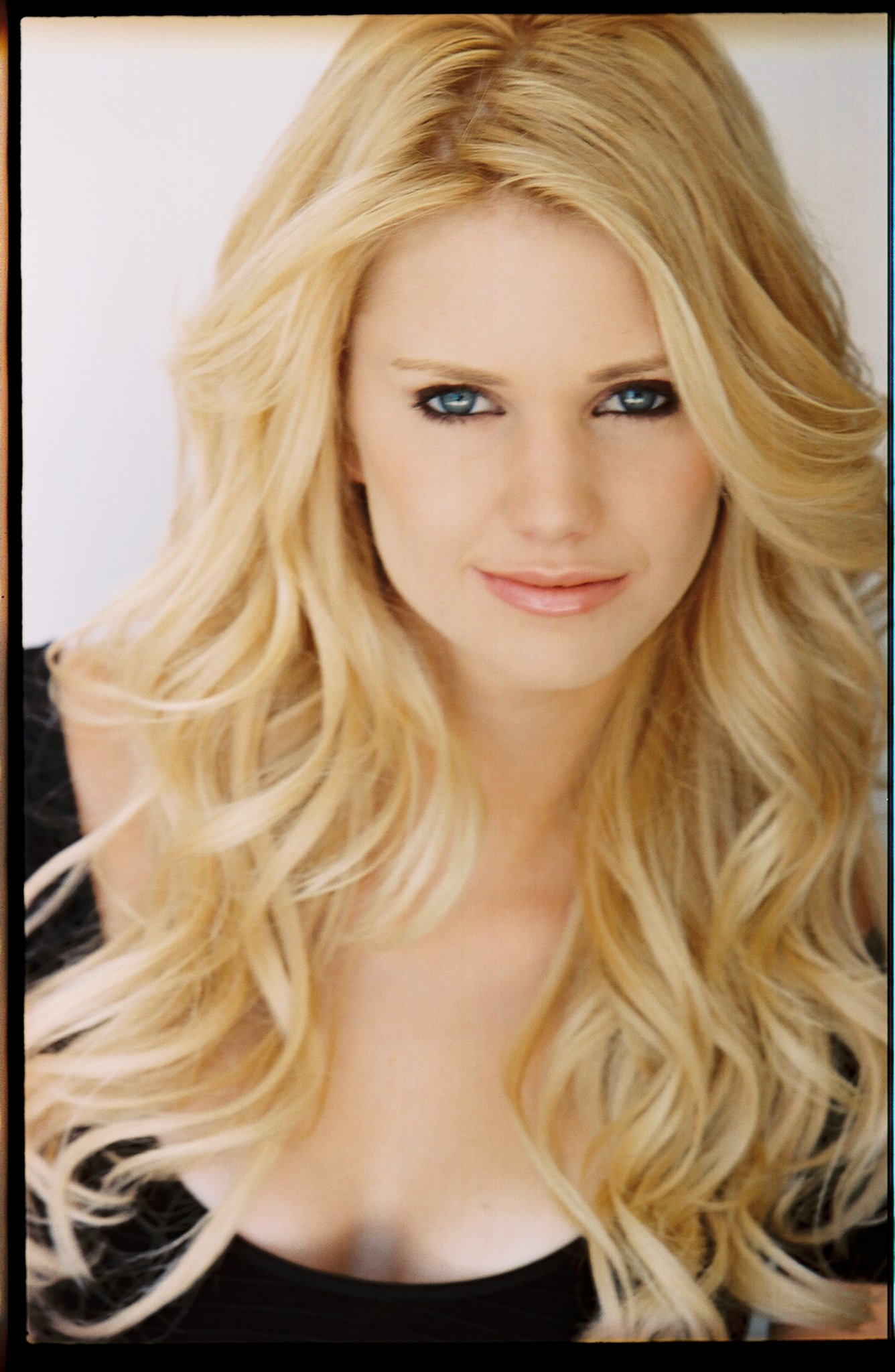 Фото - Katie Gill: 1336x2048 / 340 Кб