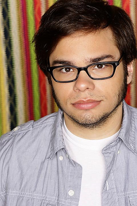 Фото - Чарли Сэкстон: 480x720 / 83 Кб