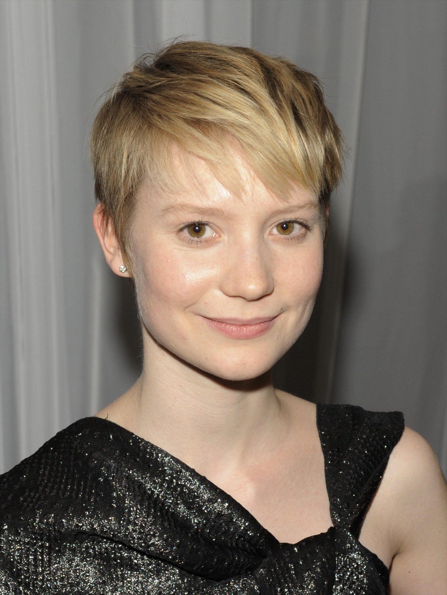 Фото - Миа Васиковска: 1537x2048 / 416 Кб