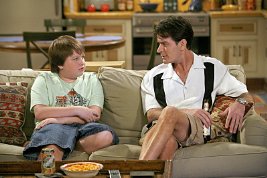 Фото - Энгус Т. Джонс: 267x178 / 17 Кб