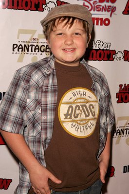 Фото - Энгус Т. Джонс: 265x400 / 32 Кб