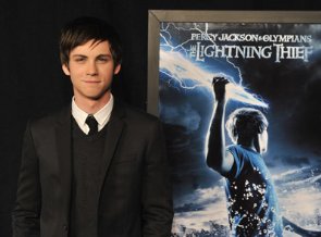 Фото - Логан Лерман: 295x218 / 15 Кб