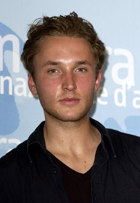 Фото - Джошуа Клоуз: 275x400 / 19 Кб