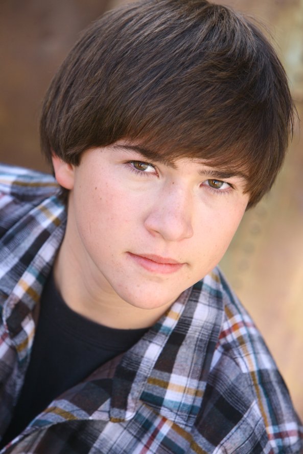 Фото - Виатт Смит: 593x890 / 84 Кб