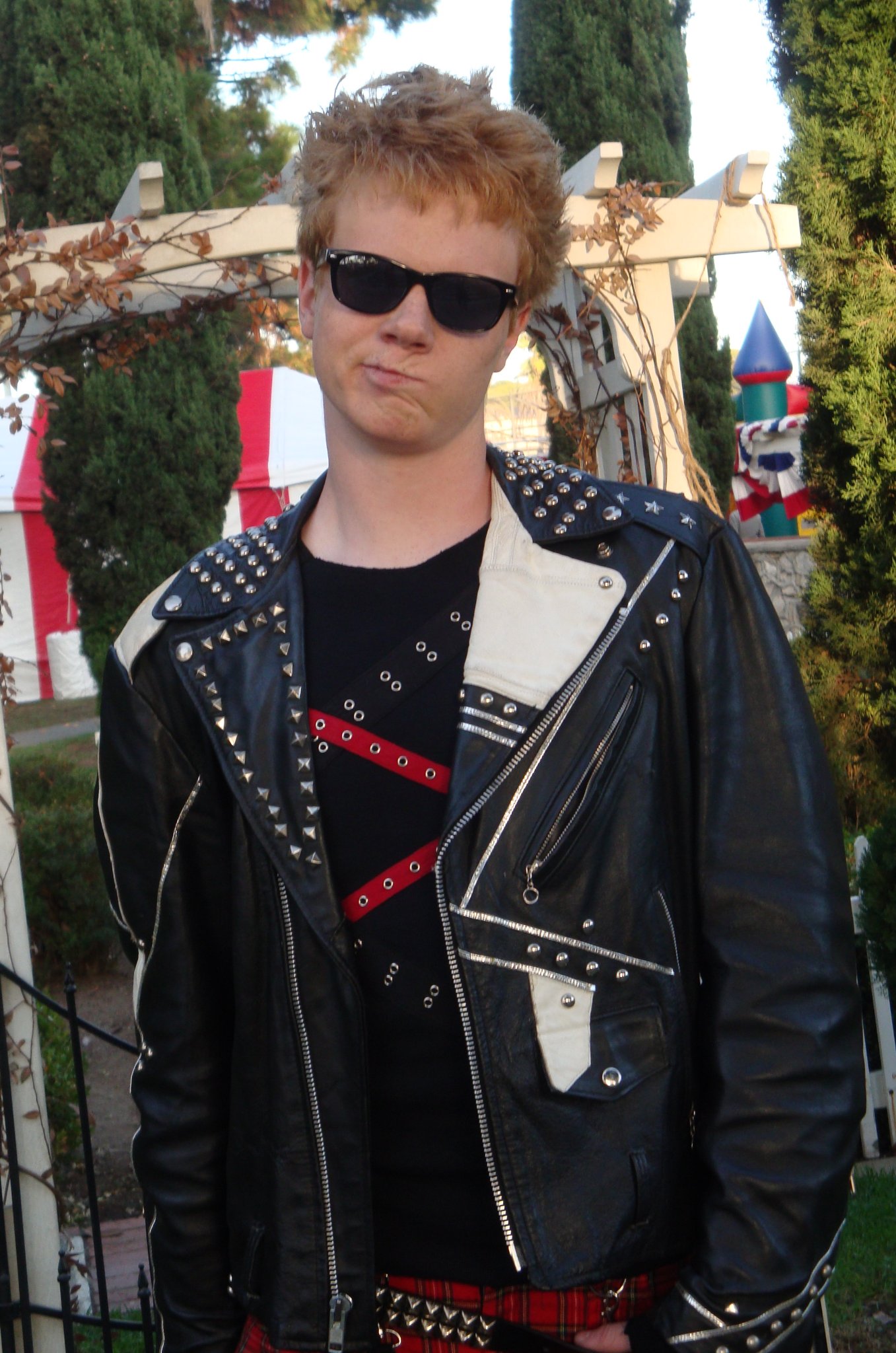 Фото - Адам Хикс: 1357x2048 / 412 Кб