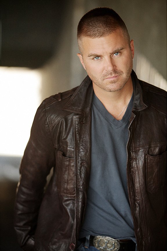 Фото - Аарон МакФерсон: 576x865 / 71 Кб