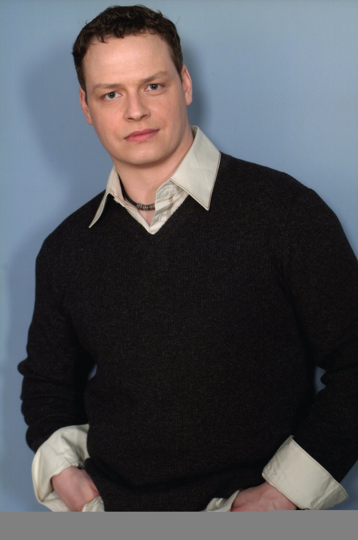 Фото - Aaron Hughes: 1356x2048 / 280 Кб