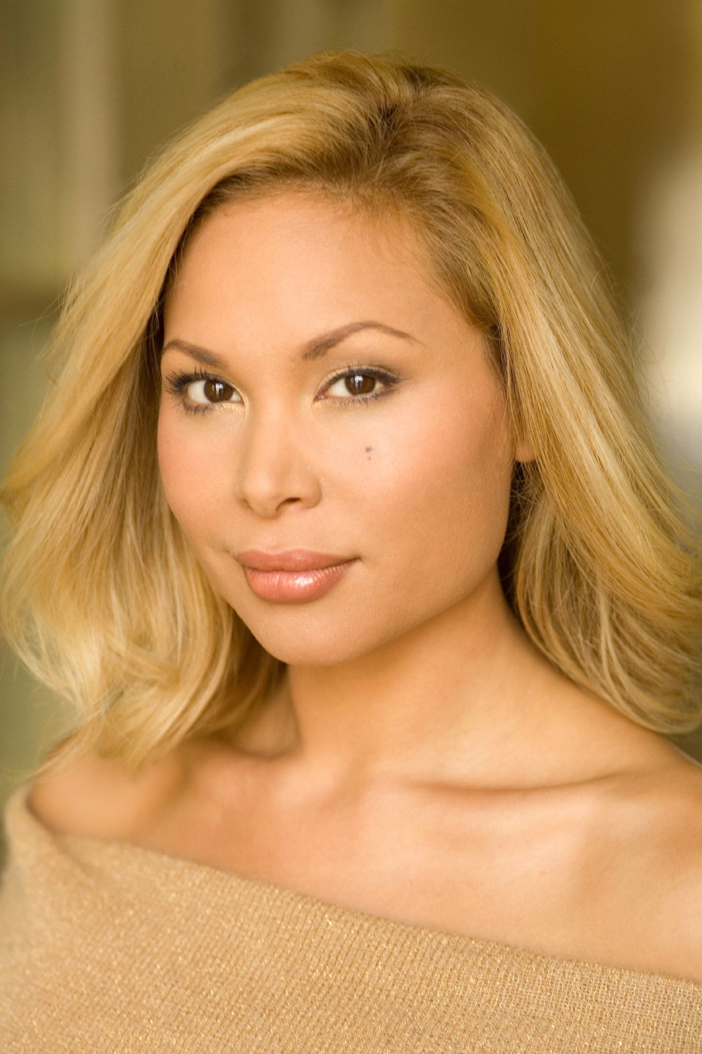 Фото - Radha Nilia: 1365x2048 / 371 Кб