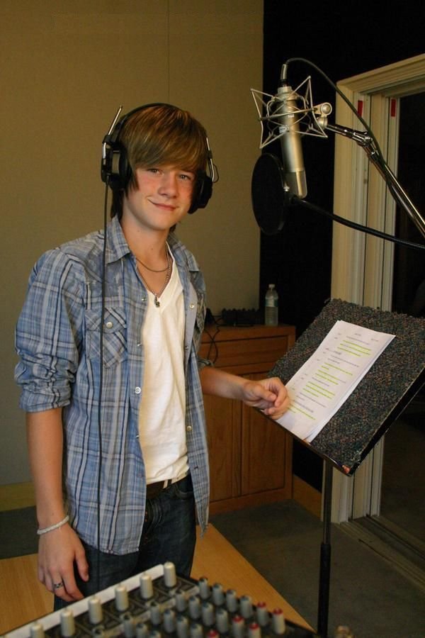 Фото - Люк Бенвард: 600x900 / 82 Кб