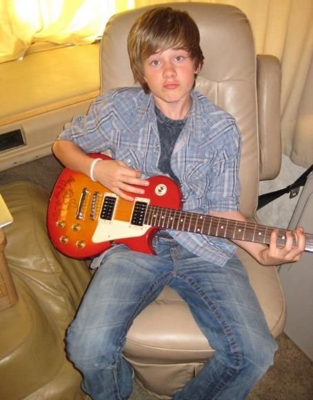 Фото - Люк Бенвард: 454x580 / 49 Кб