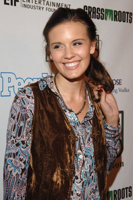 Фото - Мэгги Грэйс: 266x400 / 33 Кб