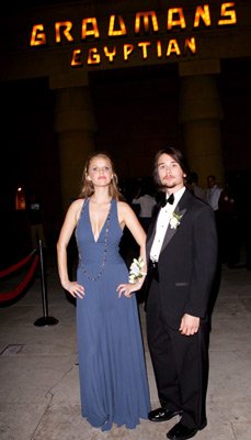 Фото - Лу Тэйлор Пуччи: 229x400 / 19 Кб