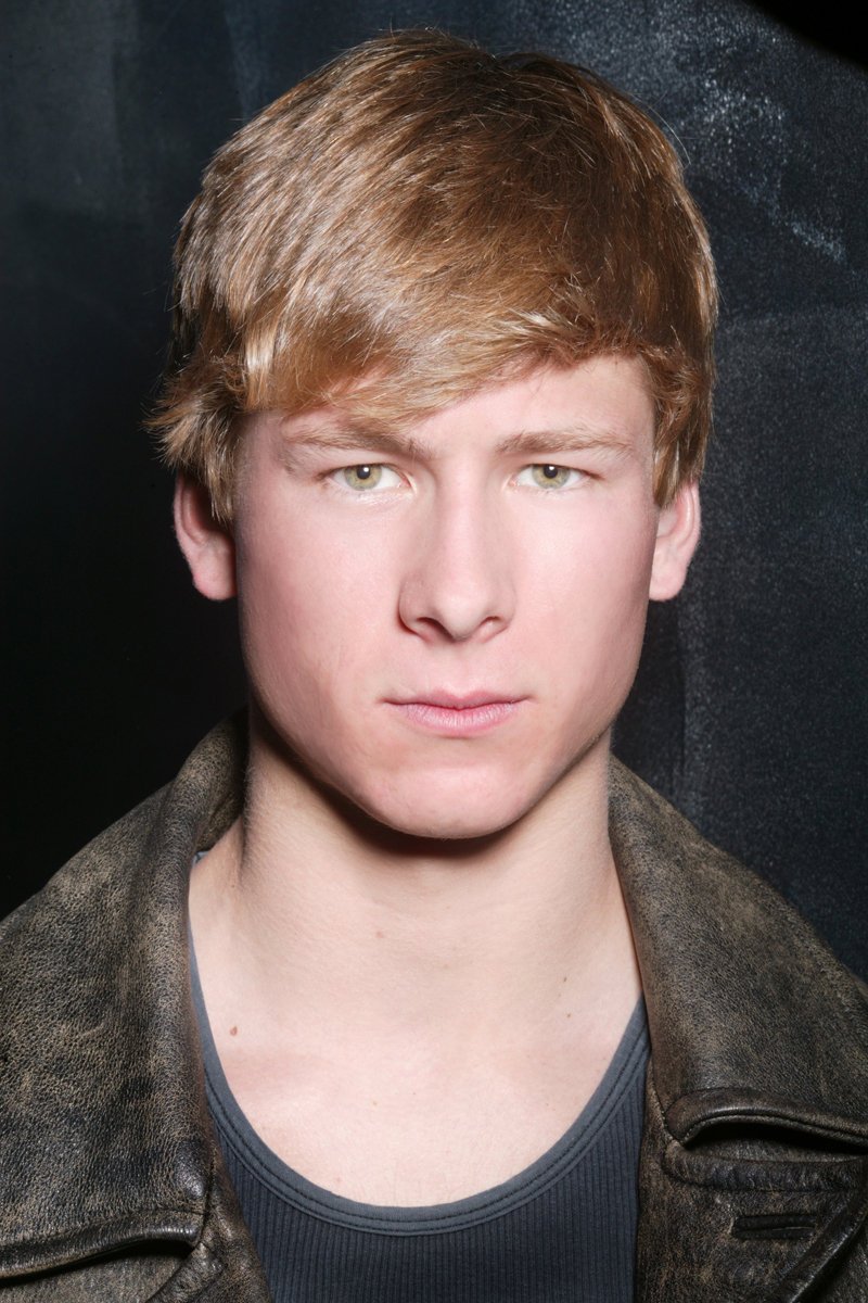 Фото - Глен Пауэлл: 800x1200 / 182 Кб