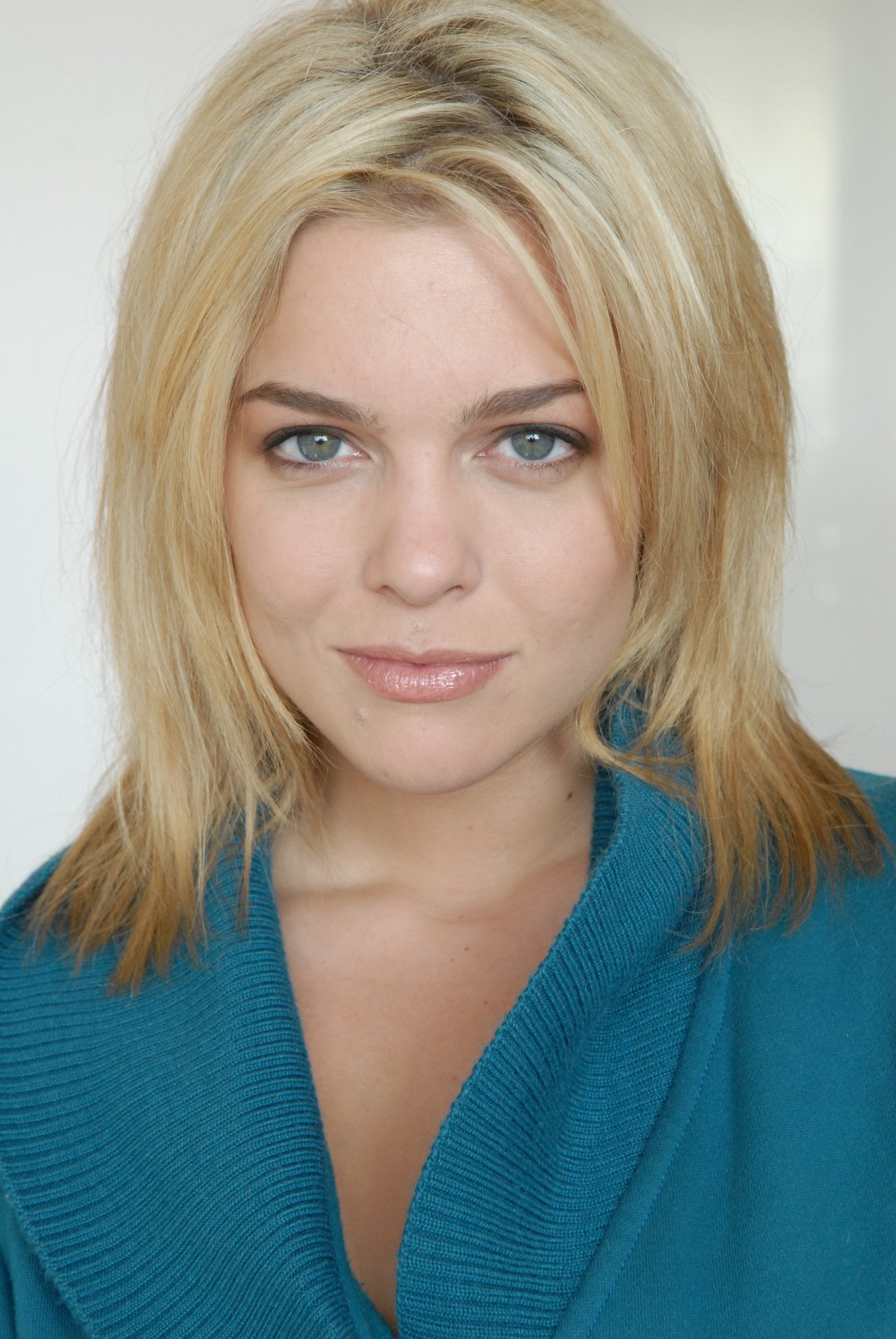 Фото - Carly Reeves: 1371x2048 / 399 Кб