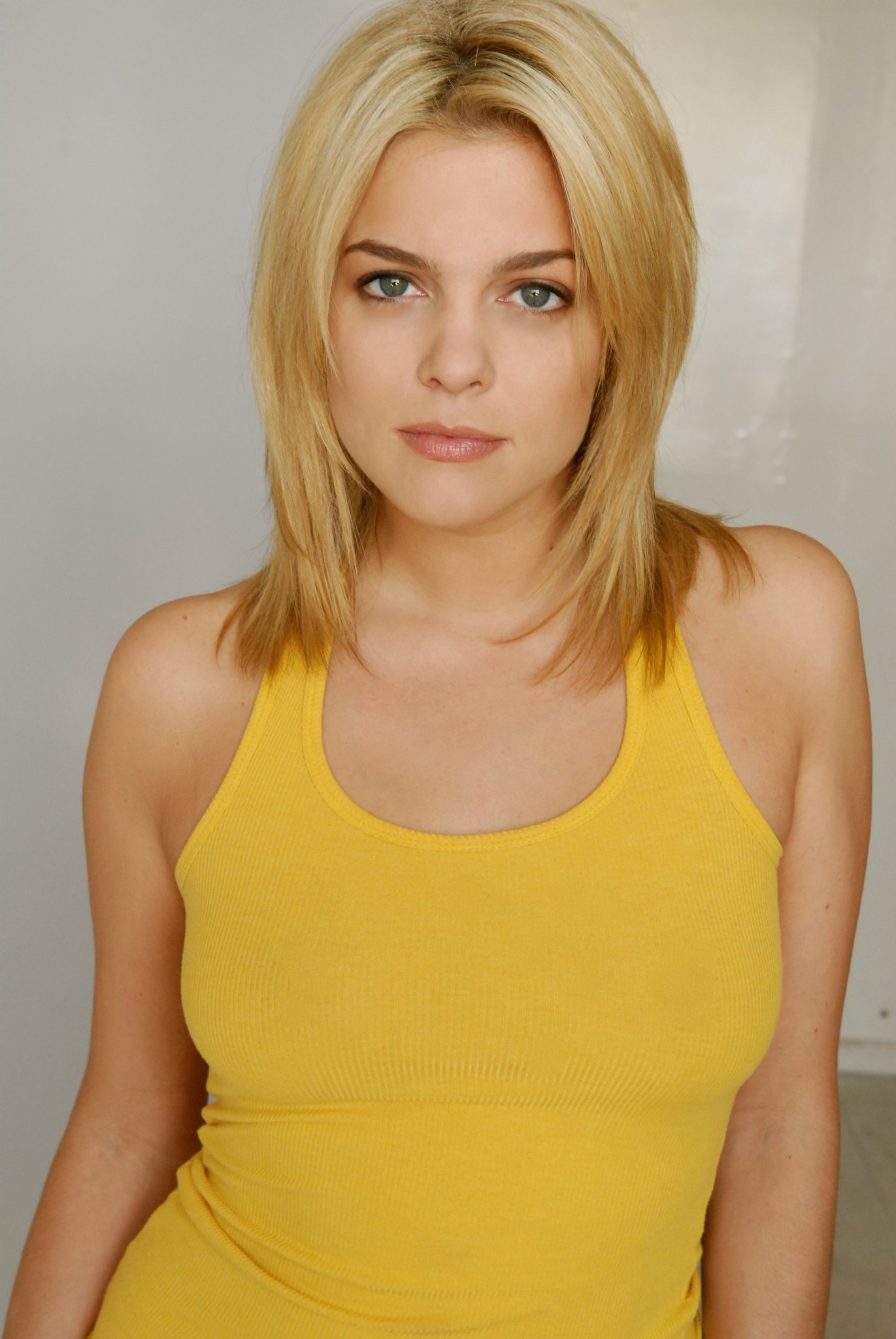 Фото - Carly Reeves: 1371x2048 / 254 Кб