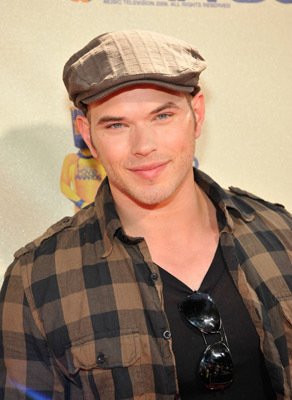 Фото - Келлан Латс: 292x400 / 25 Кб