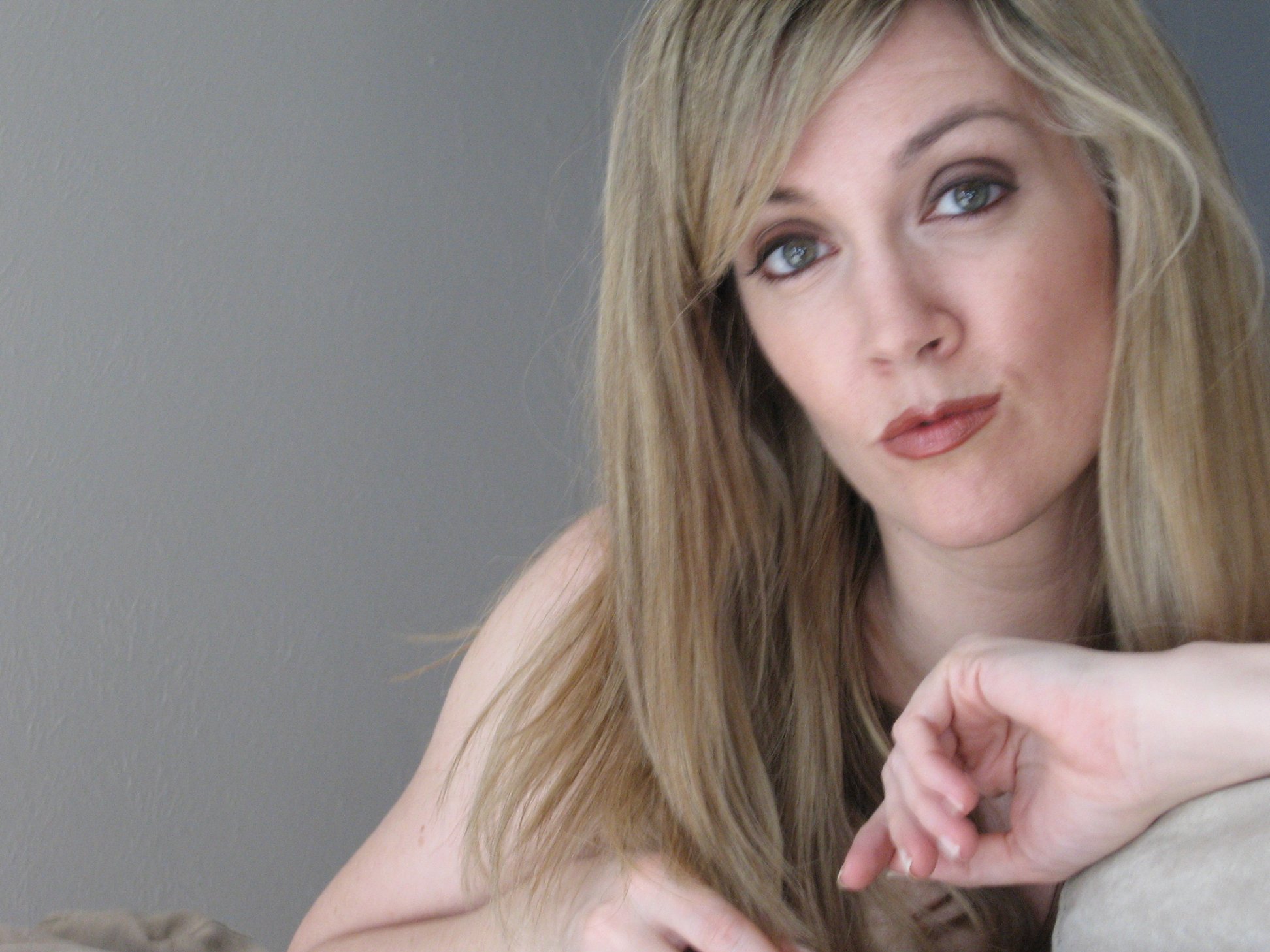 Фото - Stephanie Young: 1944x1458 / 349 Кб