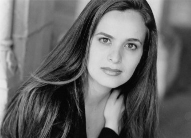 Фото - Renata Batista: 381x276 / 21 Кб