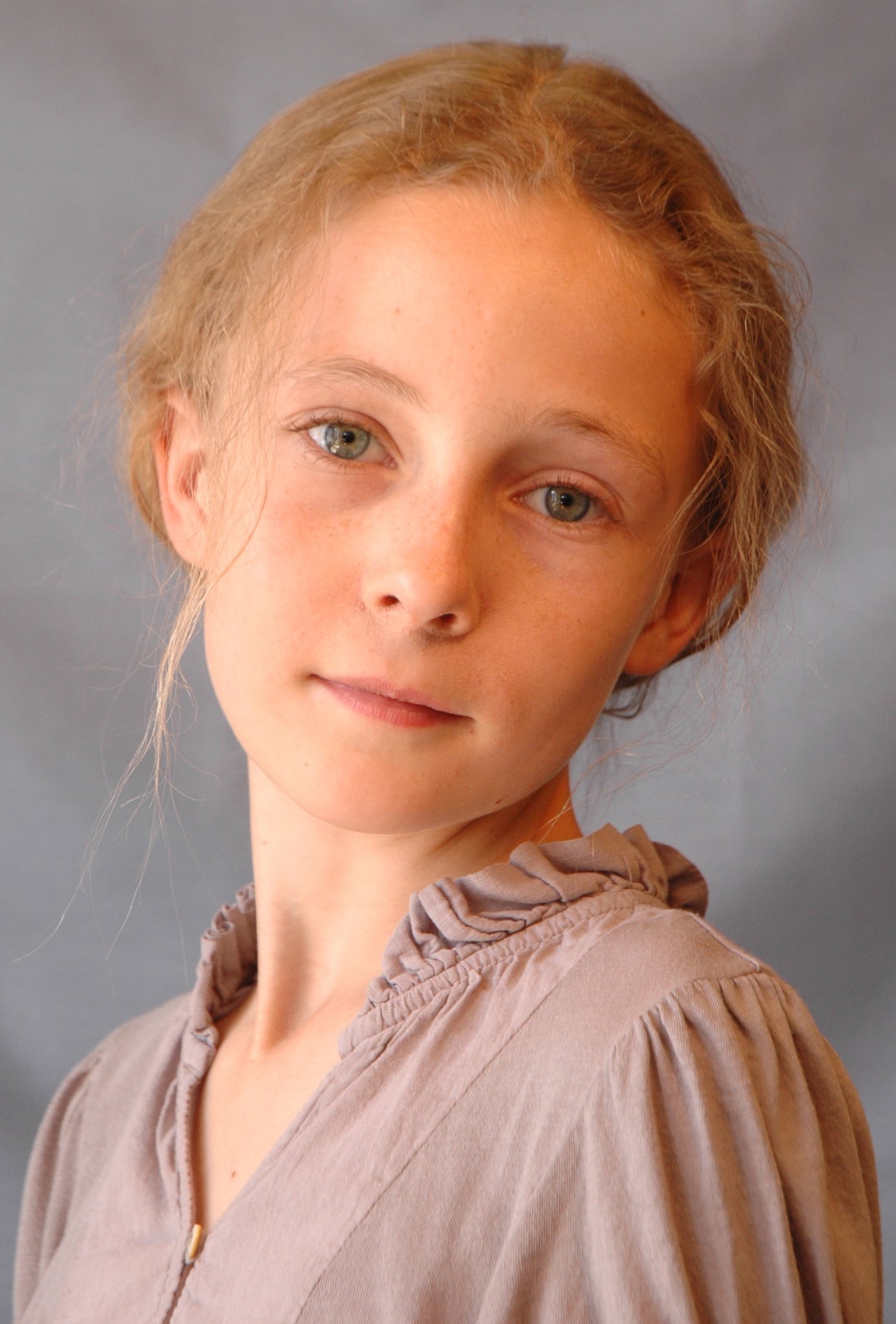 Фото - Mia Stallard: 1386x2048 / 311 Кб