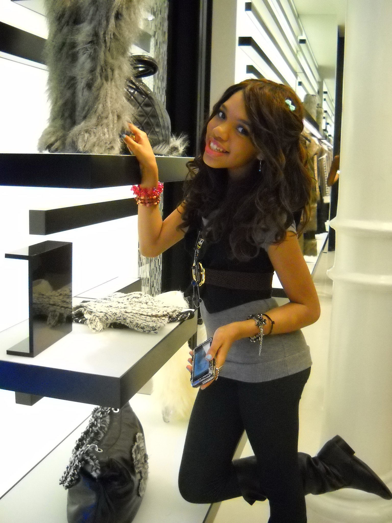 Фото - Тила Данн: 1536x2048 / 470 Кб