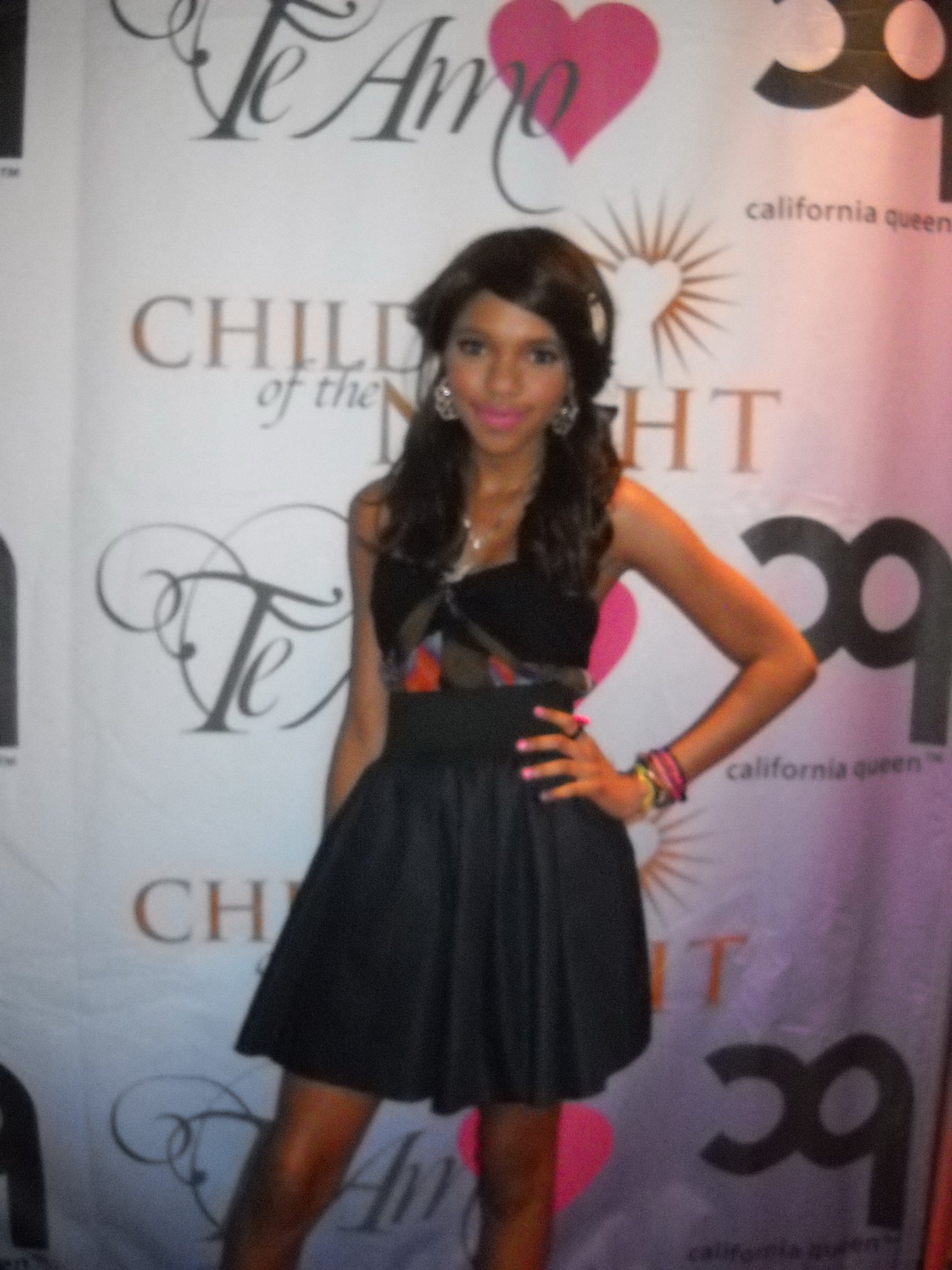 Фото - Тила Данн: 1536x2048 / 416 Кб