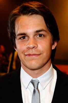 Фото - Джонни Симмонс: 266x400 / 18 Кб