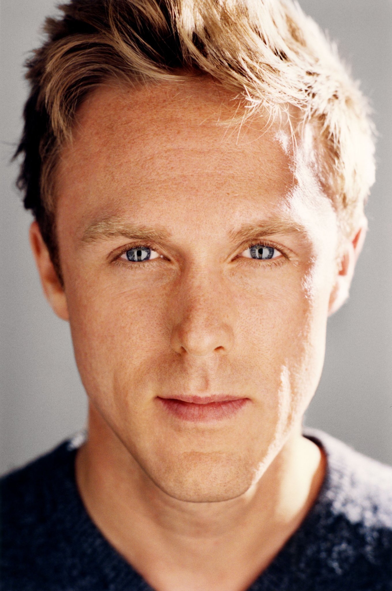 Фото - Duncan Murdoch: 1360x2048 / 386 Кб