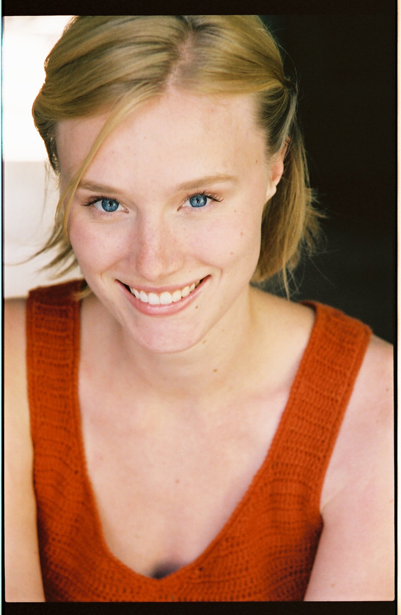 Фото - Кейси Томас: 1336x2048 / 324 Кб