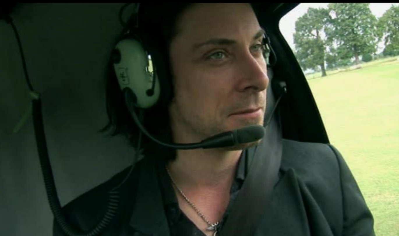 Фото - Stephen Armourae: 1370x810 / 81 Кб