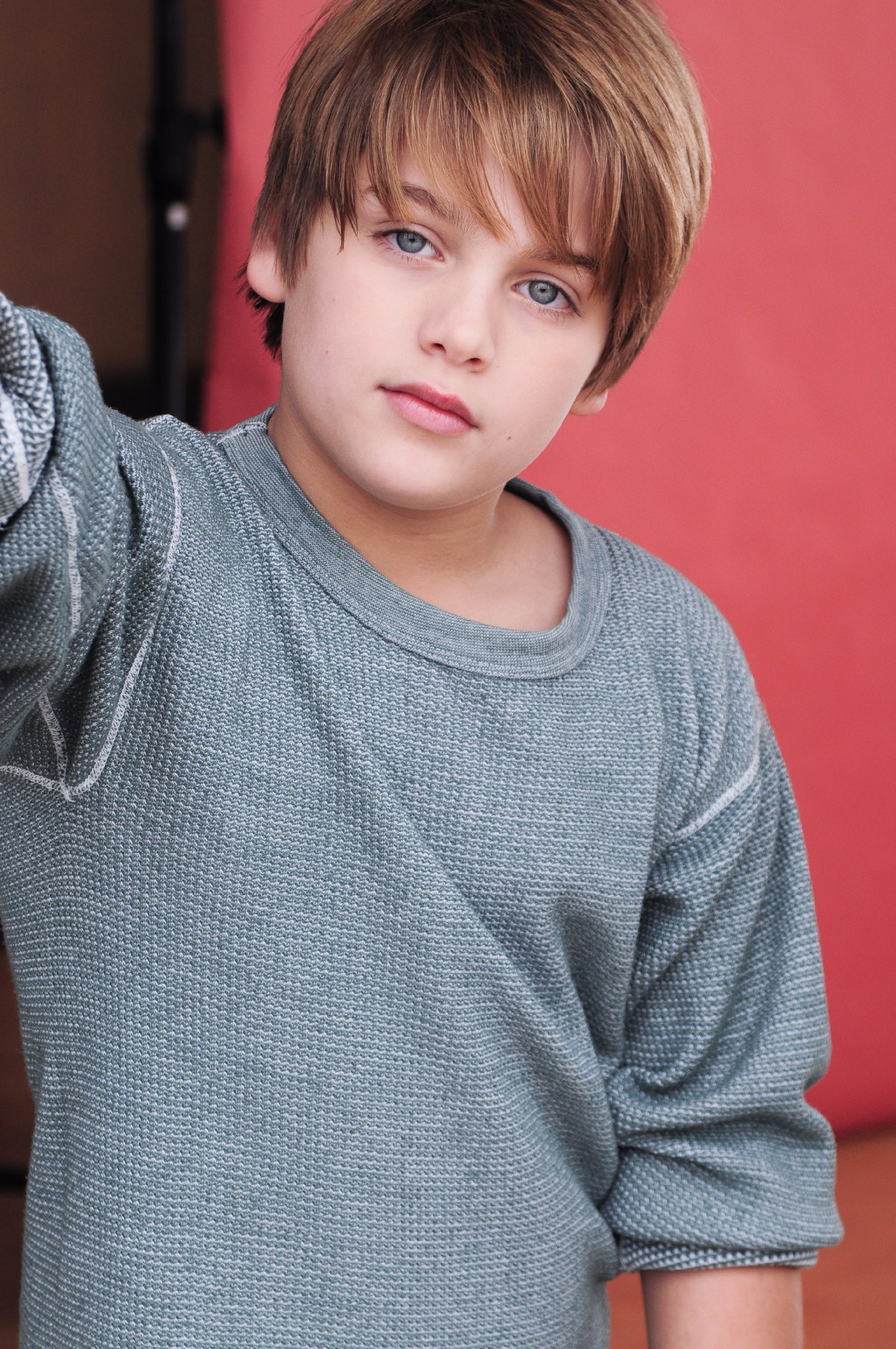 Фото - Дилан Спрейберри: 1360x2048 / 685 Кб