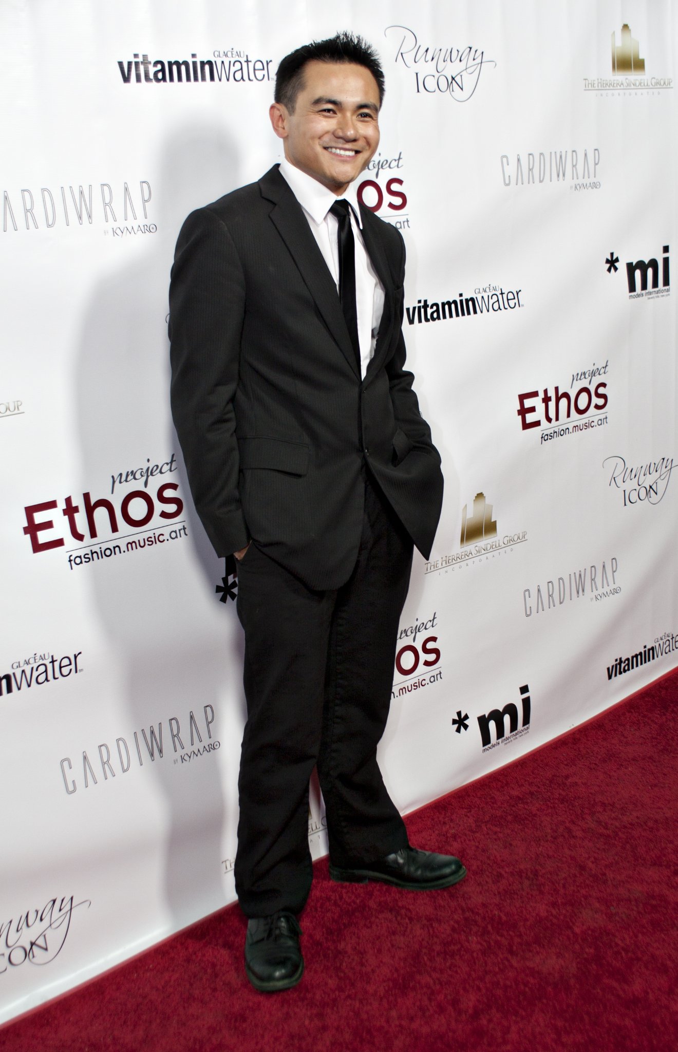 Фото - Adrian Zaw: 1320x2048 / 315 Кб