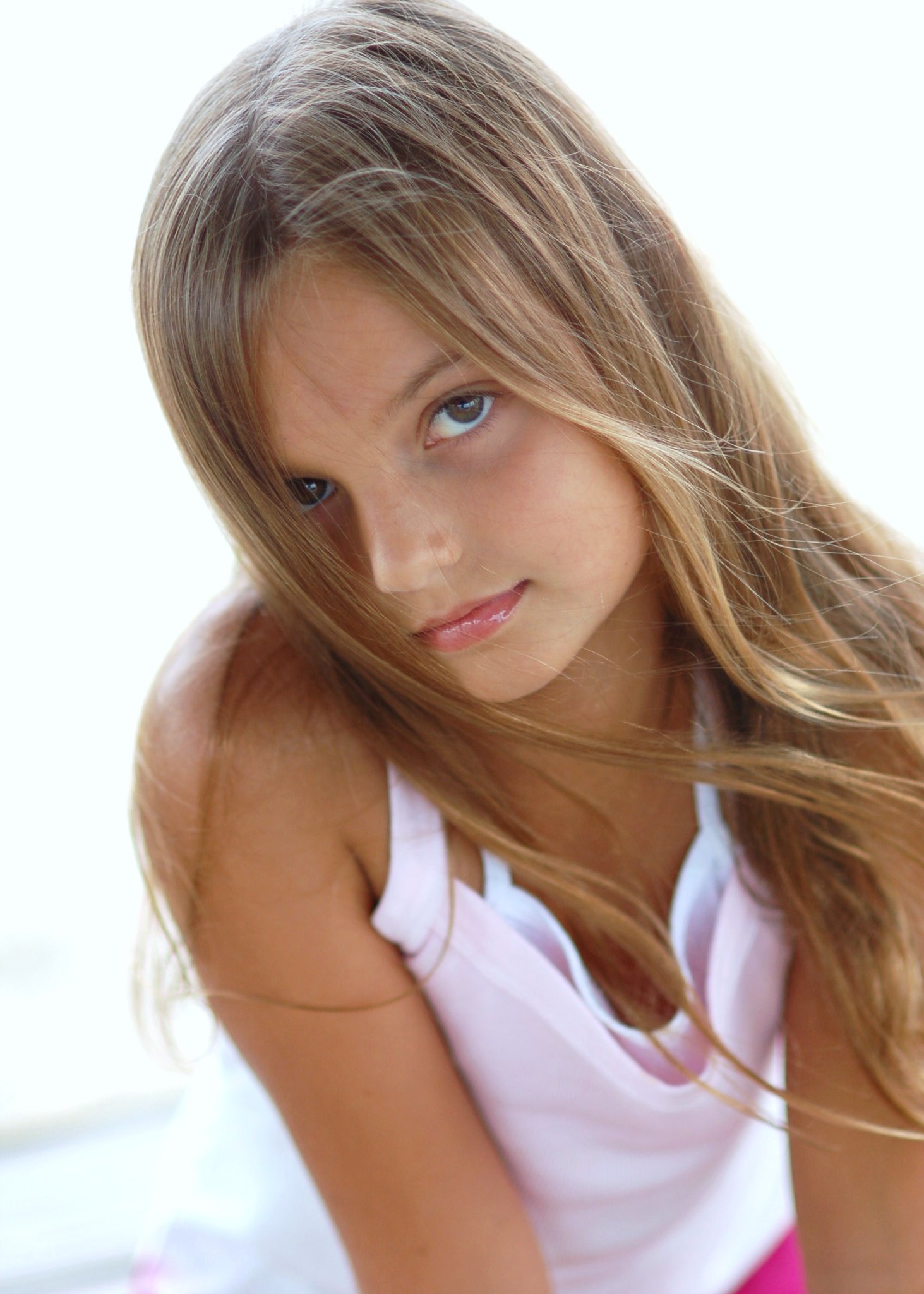 Фото - Mia Clarke: 1463x2048 / 295 Кб