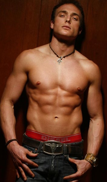 Фото - Zachary Chitwood: 354x600 / 34 Кб