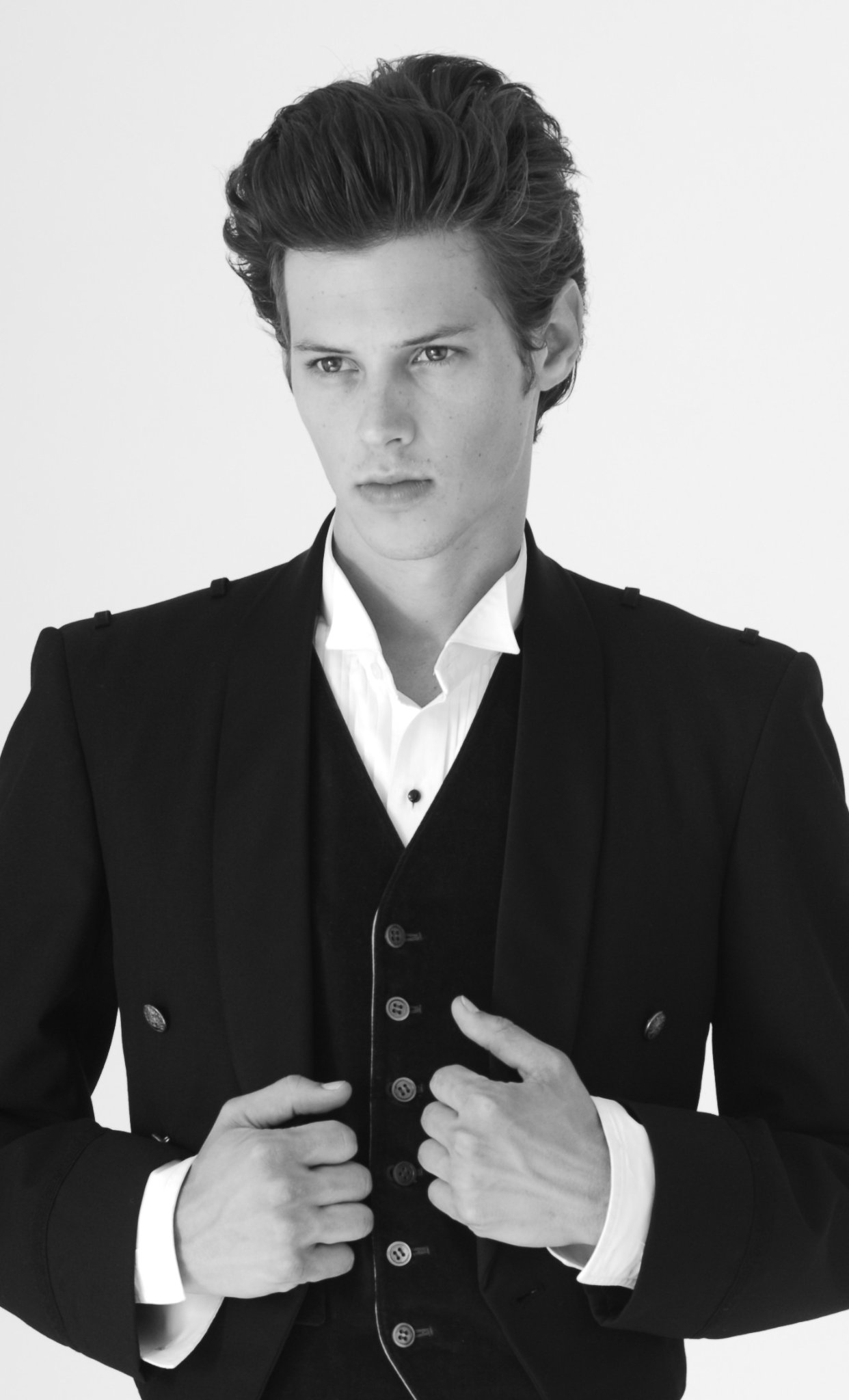 Фото - Кайл Лезерберри: 1242x2048 / 155 Кб