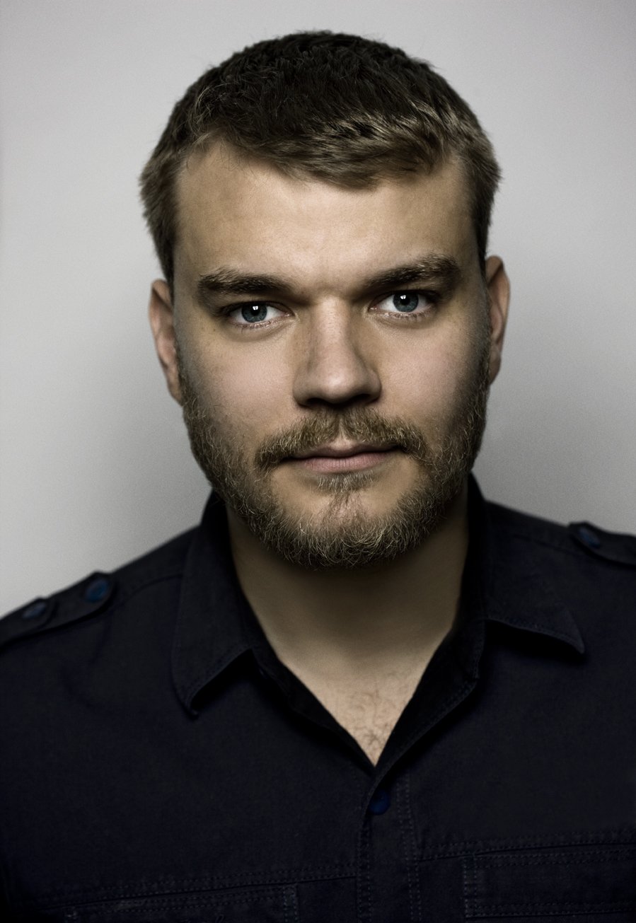 Фото - Пилу Асбек: 899x1305 / 131 Кб