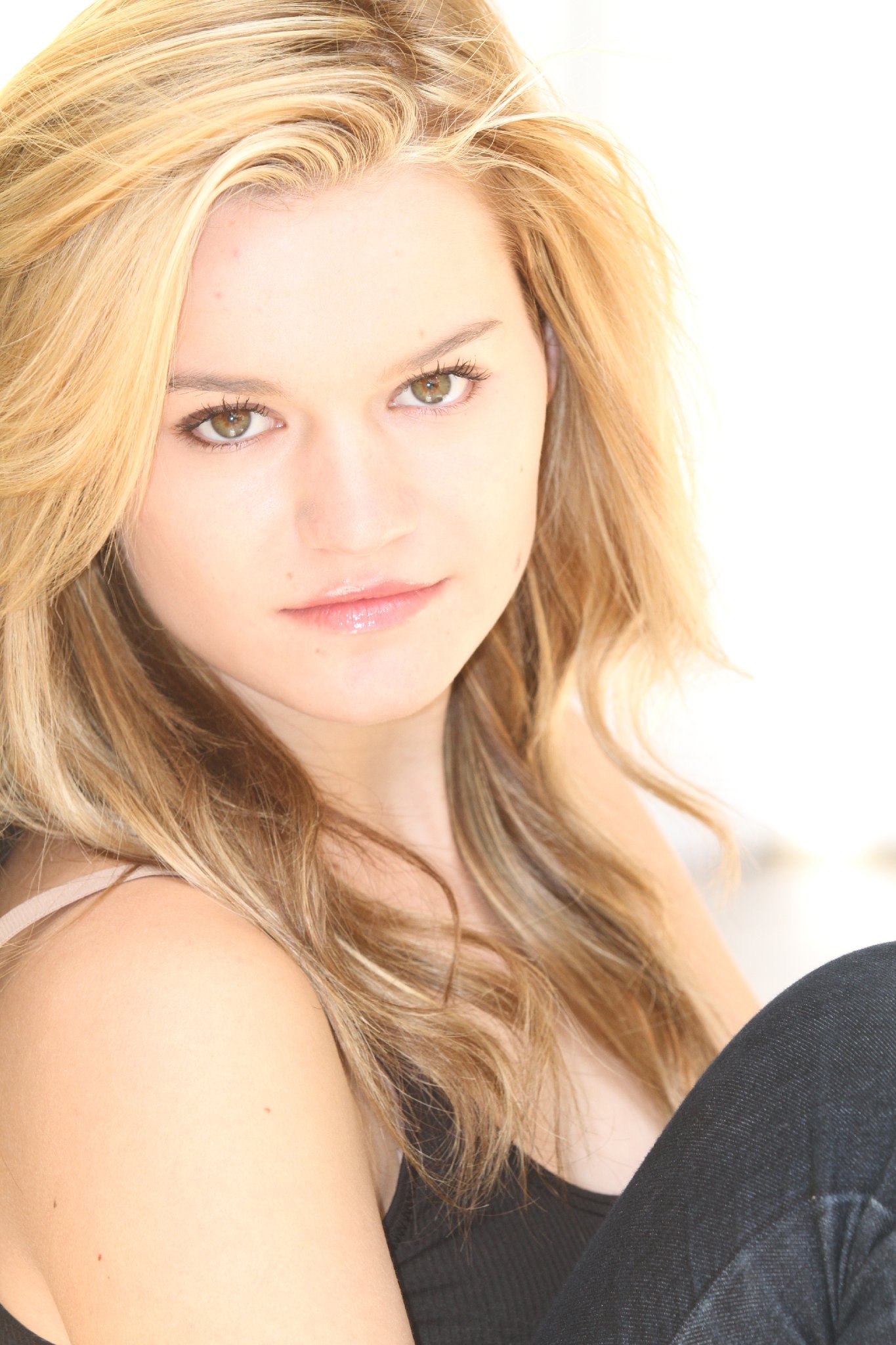 Фото - Келли Хайер: 1365x2048 / 356 Кб