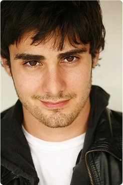 Фото - Томми Савас: 245x368 / 21 Кб