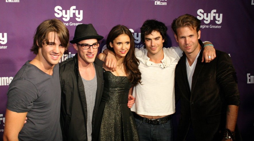 Фото - Стивен Р. МакКуин: 887x492 / 79 Кб