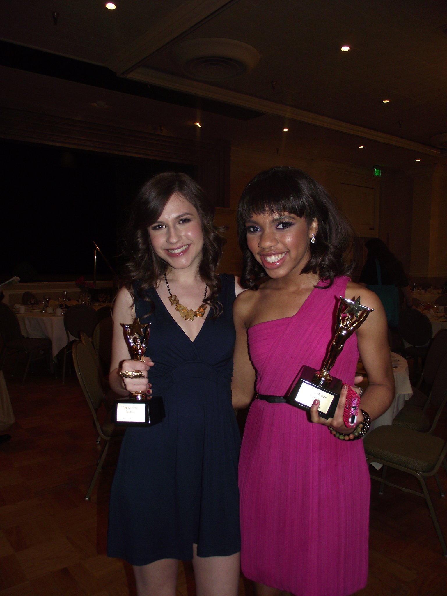 Фото - Тила Данн: 1536x2048 / 277 Кб