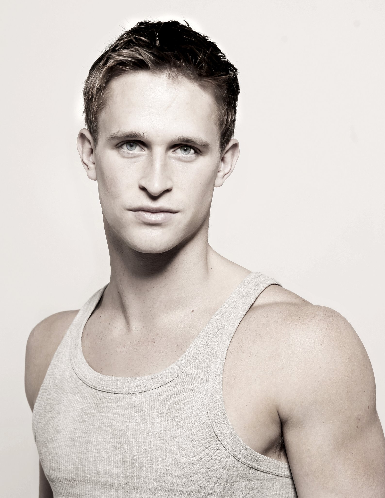 Фото - Бен Дэвис: 1587x2048 / 426 Кб