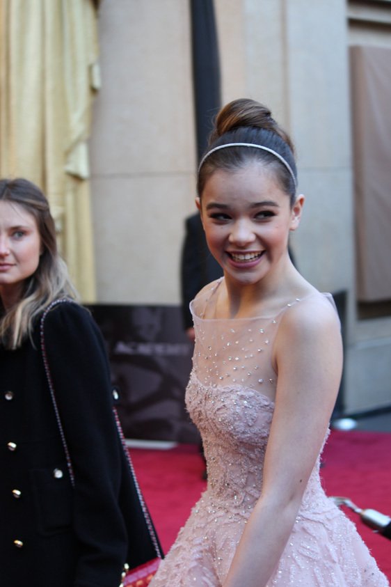 Фото - Хейли Стайнфелд: 562x843 / 57 Кб