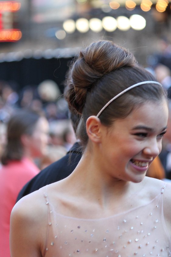 Фото - Хейли Стайнфелд: 562x843 / 59 Кб